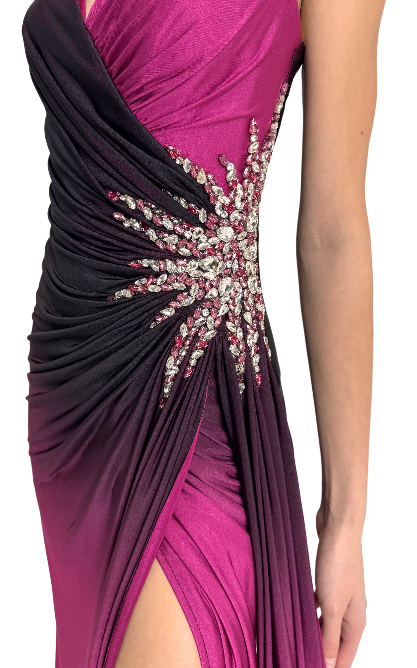 Mit Strass verziertes Burgunder-Ombre-Partykleid, das beeindrucken wird